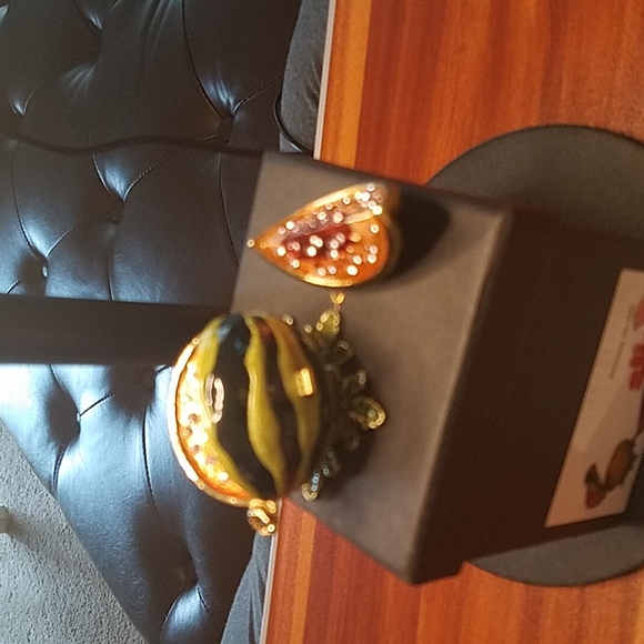 Beautiful Melon Trinket Collectible - Picture 4 of 8